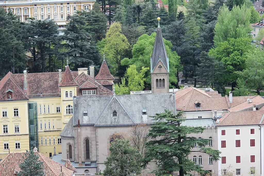Institut der Englischen Fräulein mit Herz-Jesu-Kirche in Meran