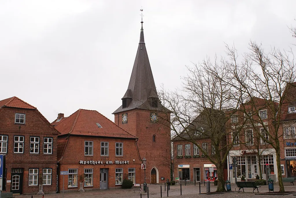 Luetjenburg, Marketsquare and Church