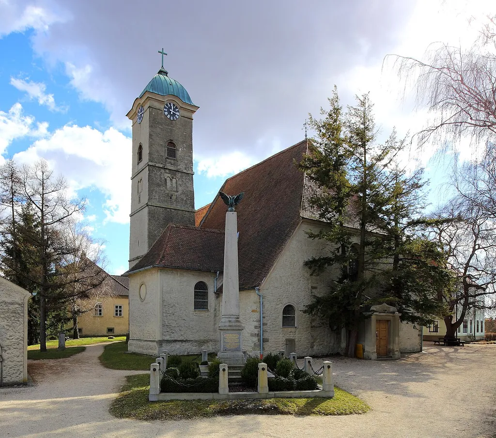 Nordwestansicht der katholischen Pfarrkirche Hl. Ulrich in Ulrichskirchen, ein Ortsteil der niederösterreichischen Marktgemeinde Ulrichskirchen-Schleinbach. Eine gotische Staffelkirche aus dem Ende des 13. Jahrhunderts, die barockisiert wurde. Unter anderem wurde dem Turm 1669 ein barockes Glockengeschoß aufgesetzt.