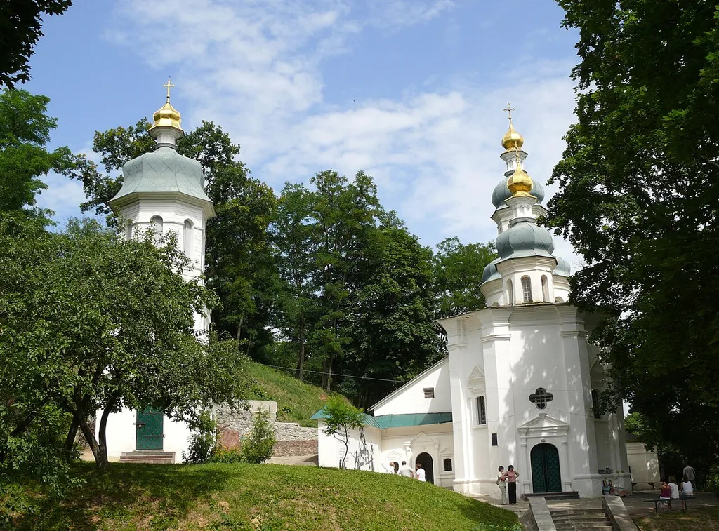Дзвіниця (ліворуч) та Іллінська церква (праворуч) Троїцько-Іллінського монастиря (до об‘єднання Іллінського монастиря). Дзвіниця триярусна типу “восьмерик на четверику”. Нижній двоярусний четверик мурований, верхній восьмерик - дерев´яний. Вінчає дзвіницю двоярусна баня барокових абрисів. Церква тридільна, трибанна стилю українського бароко. З лівого боку церкви вхід до Антонієвих печер. Музей. На території є джерело. Дерев‘яна скульптура Антонія. Розташовані у підніжжя Болдиної гори біля вул. Успенського, м. Чернігів, Україна.