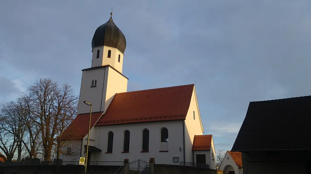 Baudenkmal Aktennummer D-7-71-113-87 Katholische Pfarrkirche St. Verena, Saalbau, Unterbau des Chorturms 13./14. Jahrhundert, im 18. Jahrhundert erhöht, Langhaus 1724, erweitert 1869; mit Ausstattung.