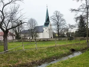 Kirche (mit Ausstattung), Kirchhof mit Einfriedung und Kriegerdenkmal für die Gefallenen des 1. Weltkrieges Kleinbardauer Kirchstraße -