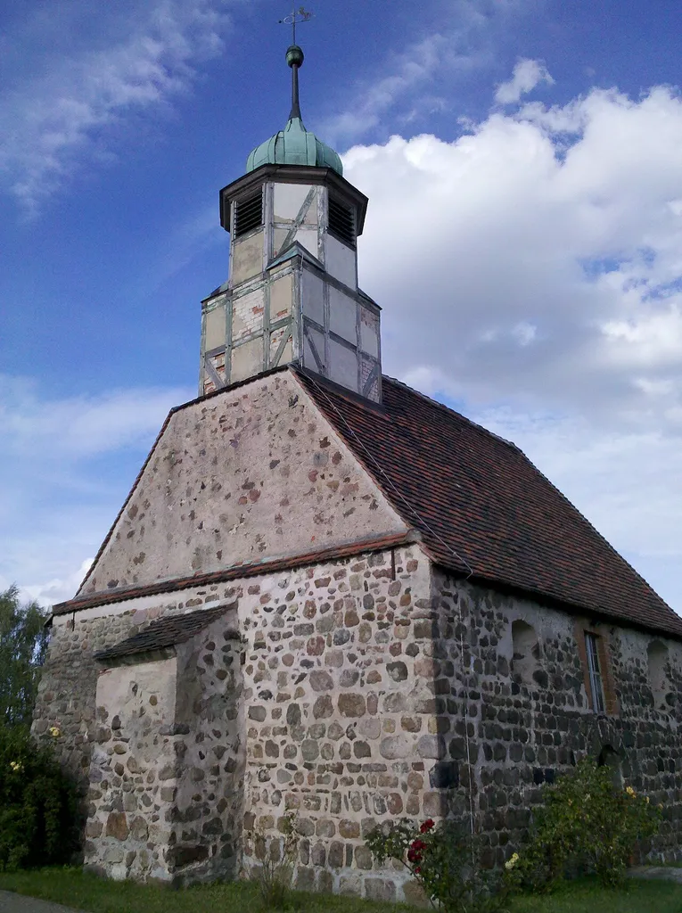 Kirche Weddin -Südwestansicht Hochkant- im August 2020a