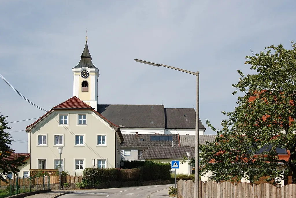 Der denkmalgeschützte Pfarrkirche in Putzleinsdorf (Oberösterreich). This media shows the protected monument with ObjektID 14841 in Austria. (Commons, de, Wikidata)