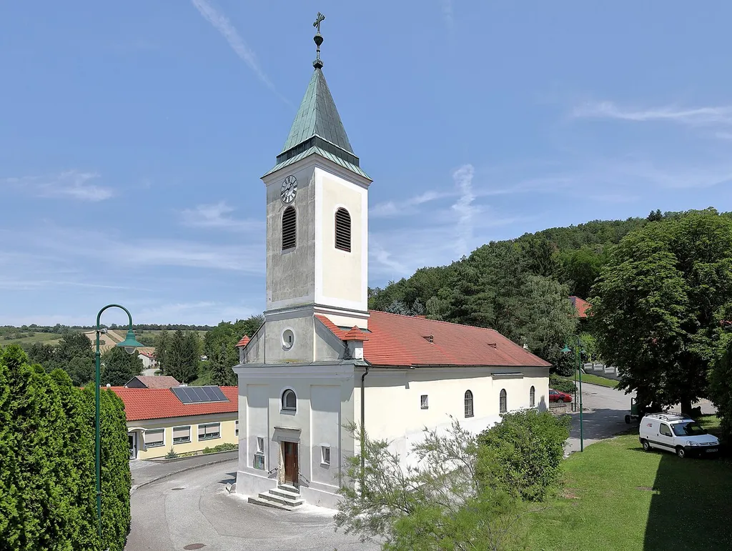 Südwestansicht der röm.-kath. Pfarrkirche heiliger Ägydius in Bergau, ein Ortsteil der niederösterreichischen Marktgemeinde Göllersdorf.Eine schlichte Saalkirche mit klassizistischer Westturmfassade. Im Zuge der Josephinischen Kirchenreform wurde sie 1784 zur Pfarrkirche geweiht.