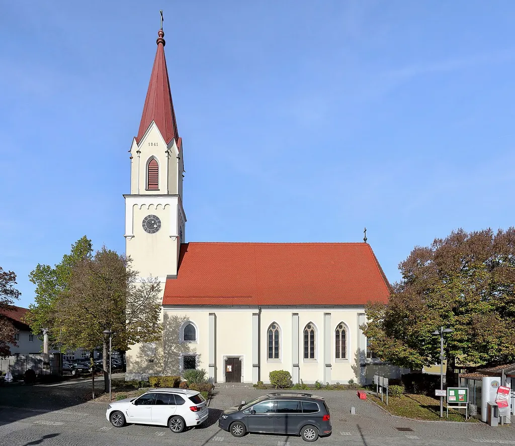 Südansicht der ehemaligen röm.-kath. Pfarrkirche hl. Stephanus und jetzige Friedhofskirche in der oberösterreichischen Stadt Marchtrenk.Eine einschiffige spätgotische Kirche aus dem Ende des 15. Jahrhunderts, die unter anderem 1881 umgebaut wurde. Nach einem Blitzschlag 1846 wird der Kirchturm wieder instandgesetzt und erhält seine heutige Form. Anfang der 1970er Jahre wird aus Platzgründen eine neue Pfarrkirche errichtet und die alte erhält den Status einer Friedhofskirche.