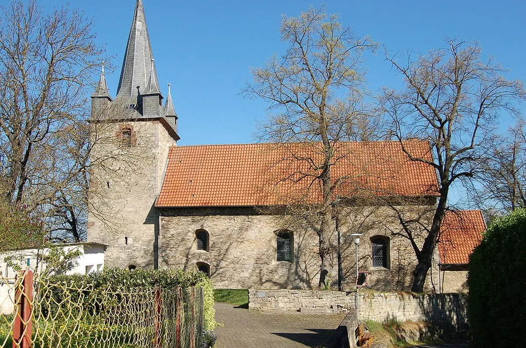 Zwischen 1252 und 1329 im frühgotischen Stil erbaut, gehört sie zu den ältesten Sakralbauten in NRW. 444 erstmals urkundlich erwähnt unter den von der Herrschaft Everstein lehnrührigen Stiftungen derer von Papenberg zu Kalenberg, die in diesem Jahr ihre Rechte daran dem Heinrich von Gudensberg überlassen.