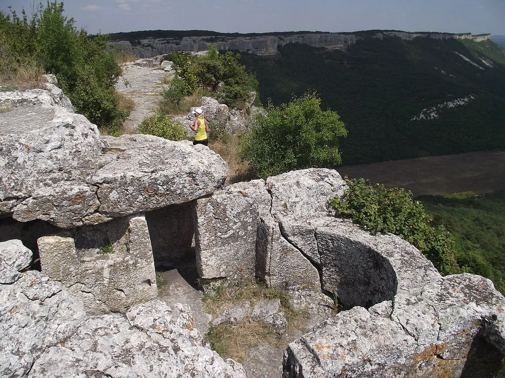 Церква «гарнізонна» вирубна, село Ходжа Сала, гора Мангуп