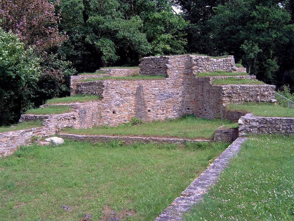 Reste der Ruine Burg Pfarrköpfchen bei Sromberg im Hunsrück