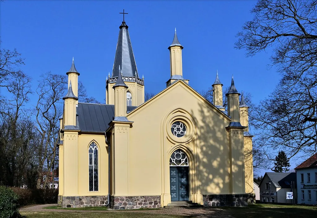 Die Kirche war ein Geschenk König Friedrich Wilhelms III. an die Großbeerener Bevölkerung als Dank für die gewonnene Schlacht bei Großbeeren und die dadurch verhinderte Besetzung Berlins durch die Napoleonischen Truppen. Grundsteinlegung 23.8.1818 am 5. Jahrestag der Schlacht bei Großbeeren. Der aus verputzten Backsteinen bestehende Zentralbau in Form eines griechischen Kreuzes sowie die hölzerne Inneneinrichtung aus Sandsteinimmitat beruhen auf Plänen Karl Friedrich Schinkels. Die Kirche gilt seit 1980 (!!!) als kulturhistorisch wertvolles Denkmal und wurde bereits in der Zeit von 1980 -1986 saniert und restauriert.
