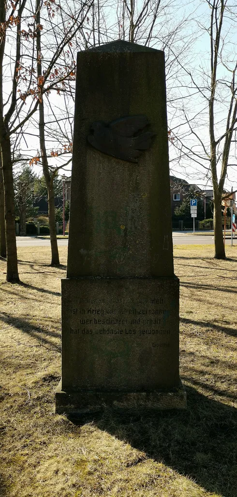 Denkmal mit Friedenstaube und Spruch von Goethe "Manches Herrliche der Welt ist in Krieg und Streit zerronnen. Wer beschützet und erhält, hat das schönste Los gewonnen" auf dem Spielplatz in Freienhufen