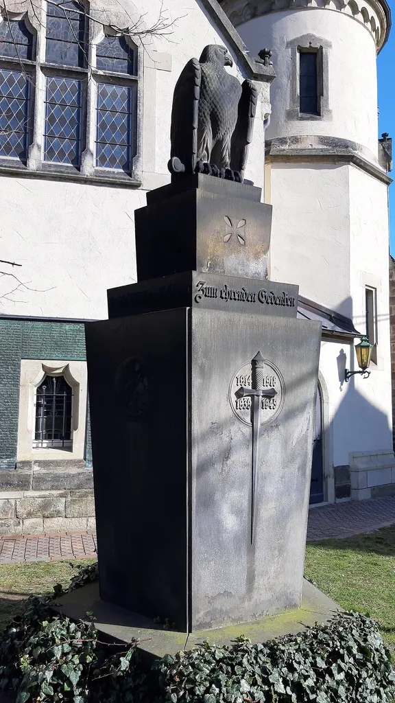 Friedhof an der Emmauskirche Dresden-Kaditz. Ehrenmal für gefallene Soldaten der beiden Weltkriege