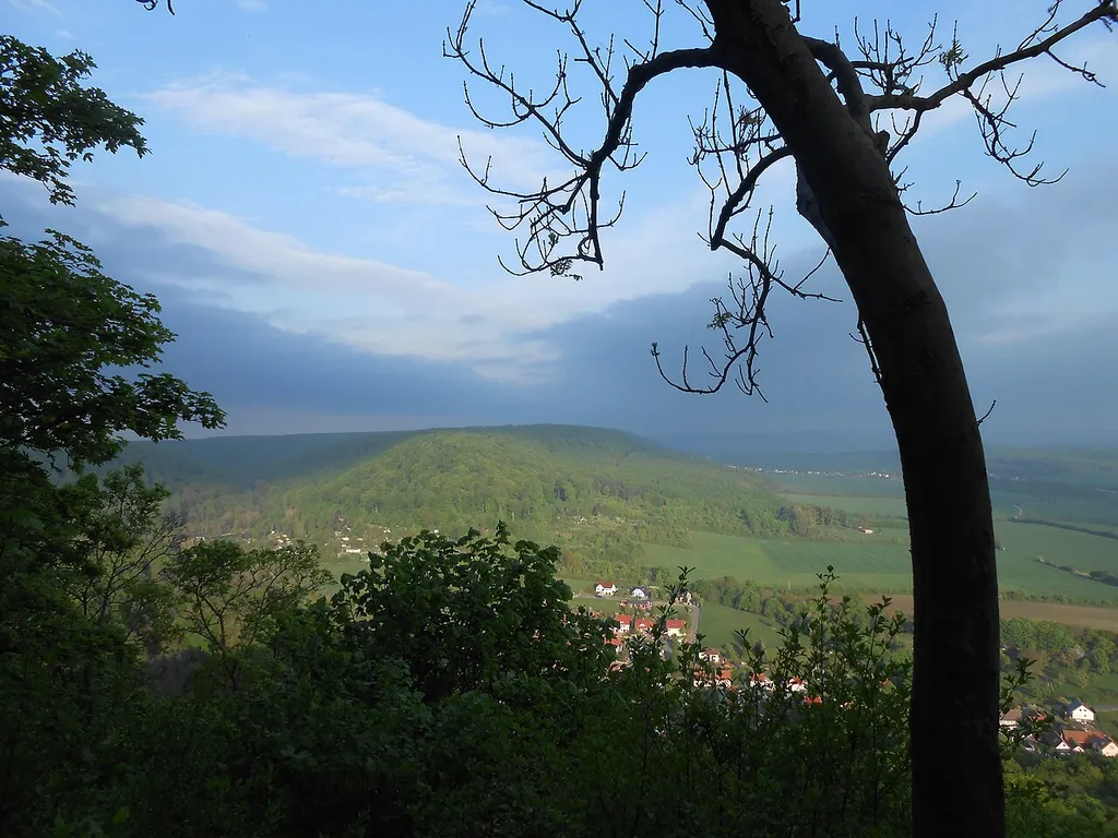 Blick von der Wöbelsburg in Richtung Westen zum Gatterberg, bei Hainrode im Landkreis Nordhausen; Thüringen