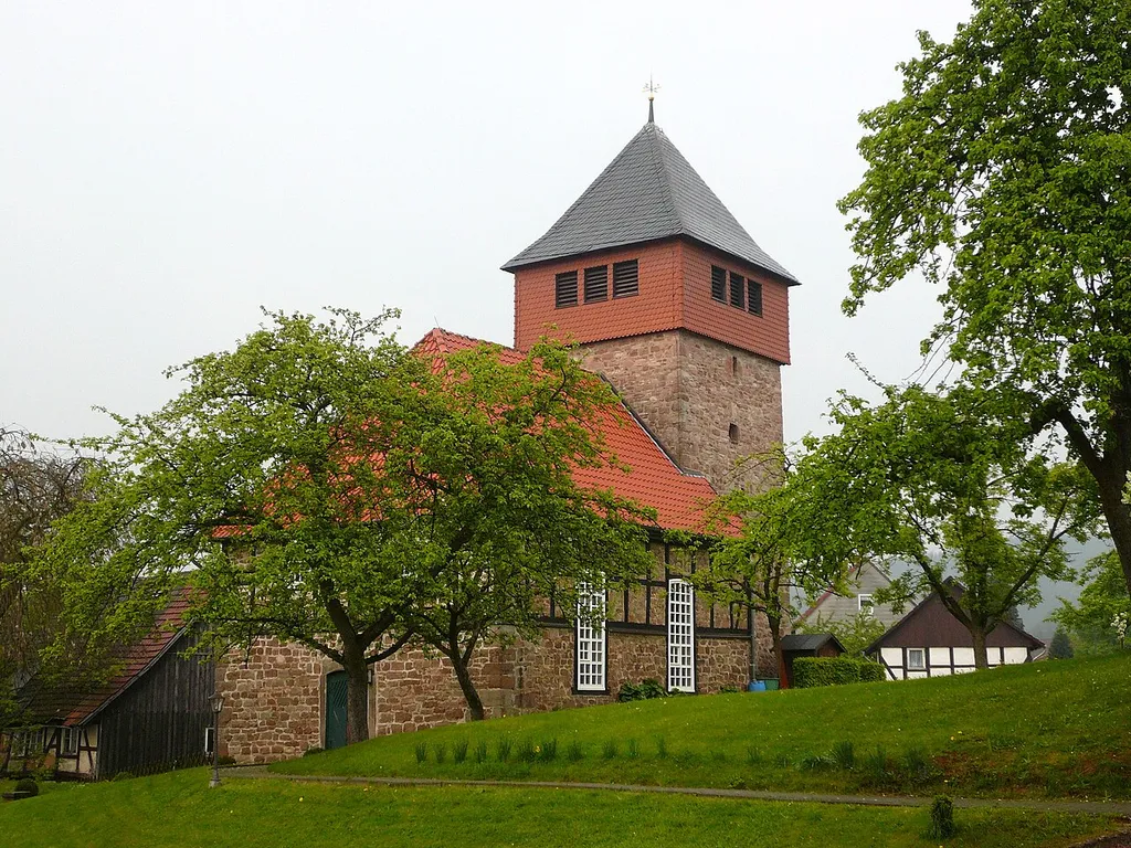 mittelalterliche Dorfkirche in Uslar-Schlarpe, Blick von Südwesten