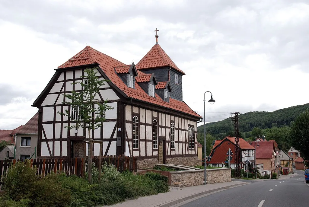 Kirche Rehungen (im Hintergrund der Dün mit dem Kriegsberg)