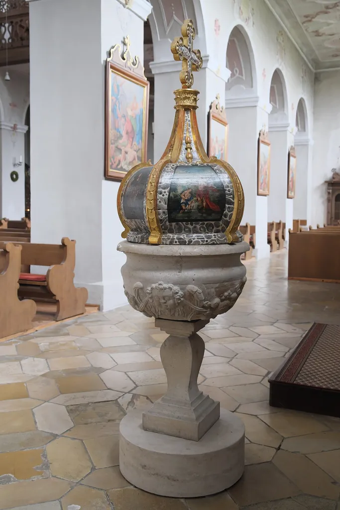 Katholische Pfarr- und Abteikirche Mariä Himmelfahrt der Benediktinerabtei Plankstetten in Berching im Landkreis Neumarkt in der Oberpfalz (Bayern/Deutschland), Taufbecken, Deckel mit der Darstellung der vier Evangelisten und der Taufe Jesu