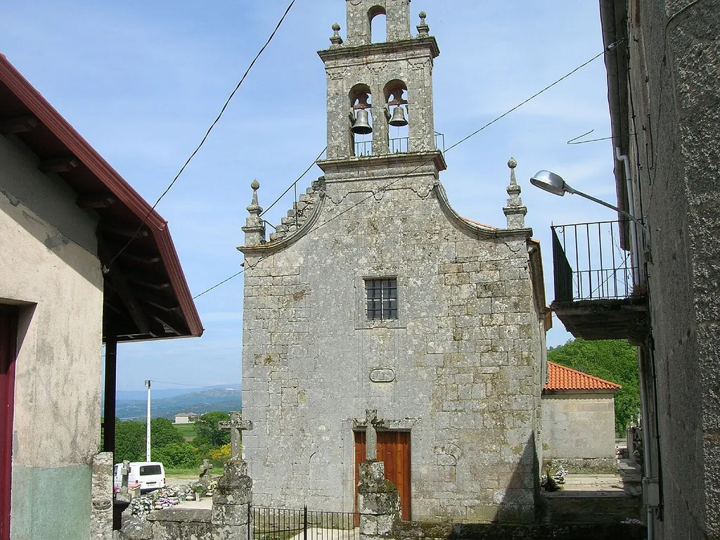 En la fachada principal de la iglesia, se conservan piezas de una ventana con arco de herradura, encasilladas con los sillares de la posterior reconstrucción.