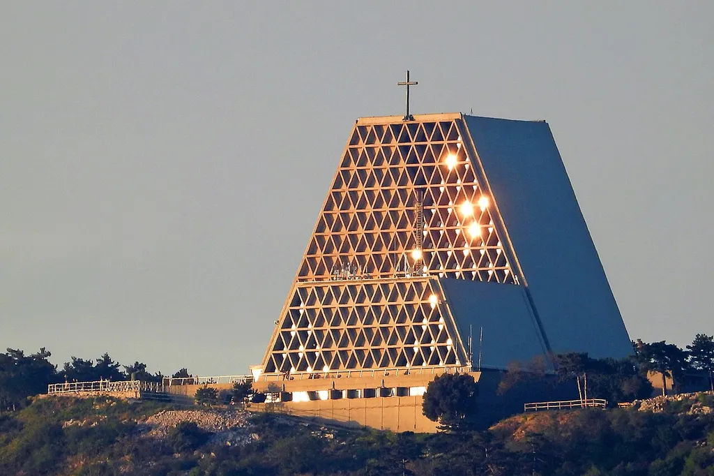 Santuario Mariano di Monte Grisa fotografato dal Molo Audace