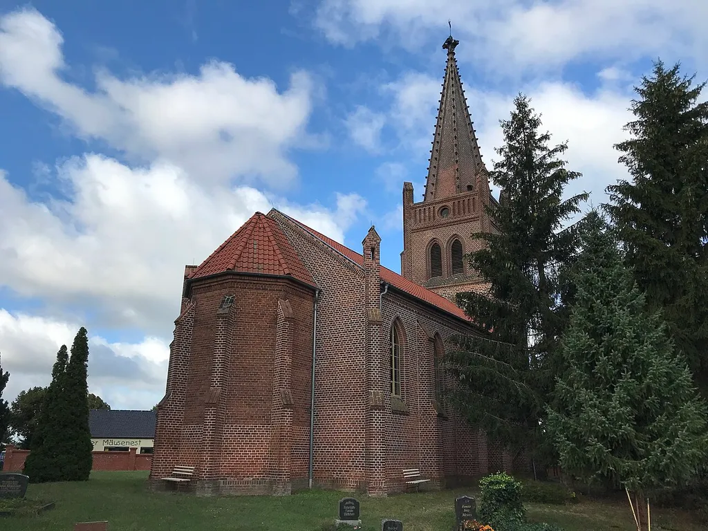 Die Dorfkirche Wust ist eine neogotische Backsteinkirche aus den Jahre 1880 bis 1882 in der Stadt Brandenburg an der Havel.