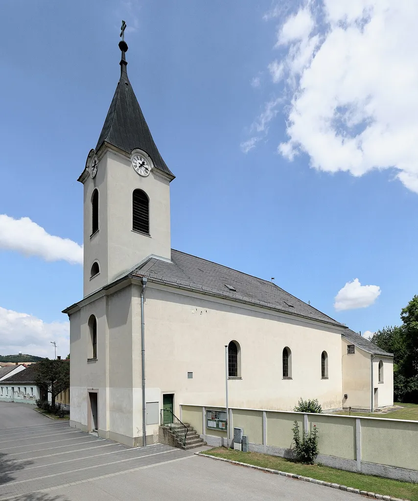 Südwestansicht der röm.-kath. Pfarrkirche Maria Himmelfahrt in der niederösterreichischen Gemeinde Niederleis. Die schlichte Saalkirche wurde anstelle der abgebrannten gotischen Pfarrkirche "Maria im Felde" errichtet und 1814 geweiht.