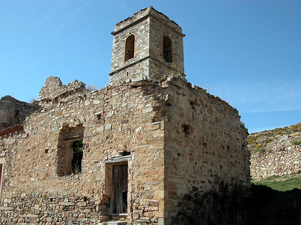 SAN PEDRO MANRIQUE (Tierras Altas de Soria). Ruinas de la Iglesia románica de San Miguel (sXIII).