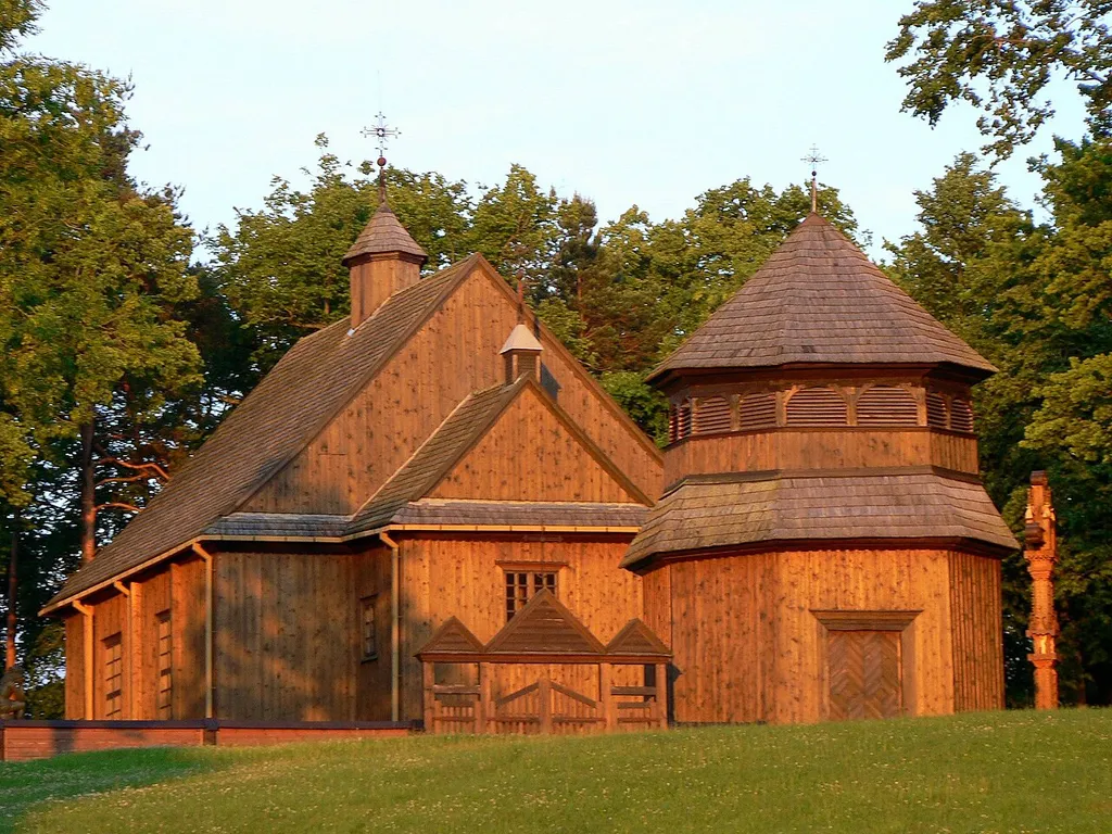 Wooden church in Paluse, Lithuania. Author: Wojsyl, 2005