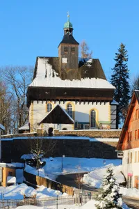 Kirche mit Ausstattung, Einfriedungsmauer des Kirchhofs, neun Grabmale an der südlichen Kirchenwand und Denkmal für die Gefallenen des Ersten Weltkrieges - Einzeldenkmale Kirchberg 6