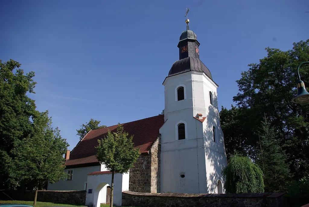 Sallgast in Brandenburg. Die Kirche mit der Friedhofsmauer stehen unter Denkmalschutz.