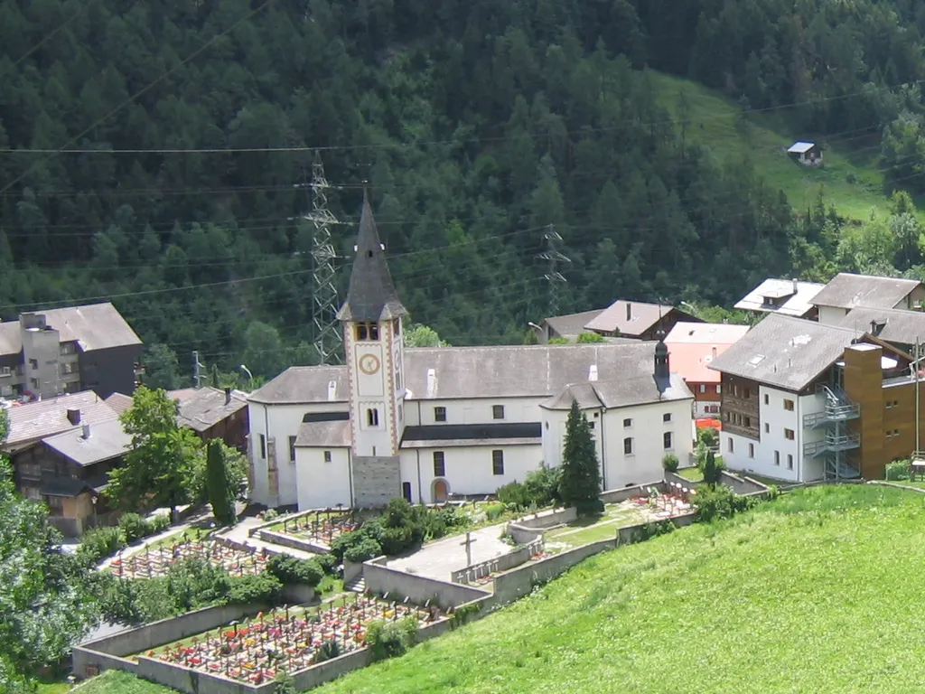 Mörel mit Kirche und Kirchhof, Schweiz