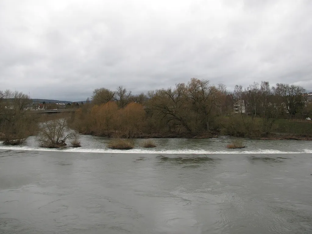 Blick von der Alten Lahnbrücke in Limburg an der Lahn auf die Fachinger'sche Insel im Fluss unterhalb der Brücke