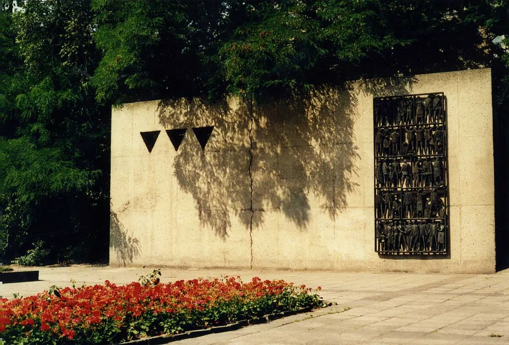 Steubenpark am südlichen Rand der Magdeburger Altstadt im Dreieck der Straßen Steubenallee, Harnackstraße und Schellingstraße Es wurde vom Magdeburger Bildhauer Eberhard Roßdeutscher geschaffen und am 8. Mai 1965 enthüllt.