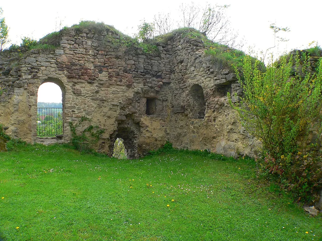 Burg Ropperhausen in Frielendorf-Großropperhausen, Hessen, Regierungsbezirk Kassel, Schwalm-Eder-Kreis – Reste der Burg