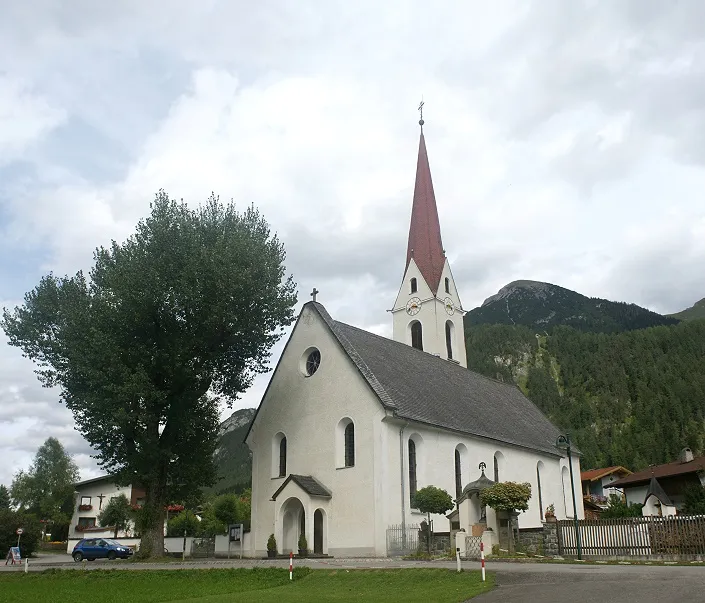 Kath. Pfarrkirche hll. Drei Könige, Friedhof mit Totenkapelle, Kriegerdenkmal