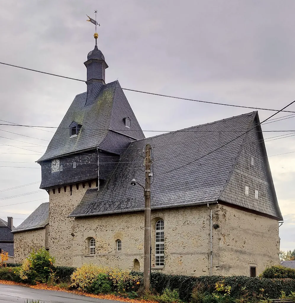 Evangelisch-lutherische Dorfkirche (Wehrkirche) St. Leonhard und Nikolaus Friesau, Gemeinde Saalburg-Ebersdorf, Saale-Orla-Kreis, Thüringen, Deutschland