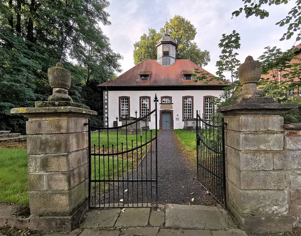The rectangular church was built in 1792. The client was the then patron Ernst Friedrich Christian Börries von Stockhausen. The church has five axes and there is a ridge turret on the hipped roof. The interior is from the construction period. Individual monument of the architectural monument group Schloß / Gut Löwenhagen (ID 35231182). This also includes the cemetery (ID 35274575) with tombs south of the church.