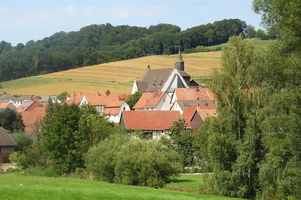 Die auf einer erhöhten Stelle im Oberdorf stehende Evangelische Kirche Weißenhasel wird wegen ihrer geschichtlichen Bedeutung als ein Kulturdenkmal geschützt. Weißenhasel ist ein Ortsteil der Gemeinde Nentershausen im nordhessischen Landkreis Hersfeld-Rotenburg.