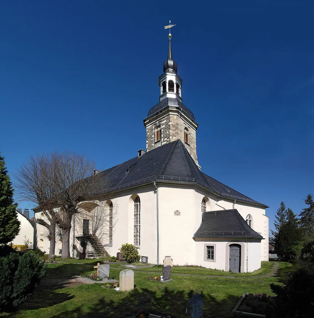 21.04.2016 01809 Burkhardswalde (Müglitztal): Die Kirche (GMP: 50.921267,13.858845) wurde erstmals 1444 erwähnt und um 1523 zu heutiger Größe erweitert. 1752 erhielt die Kirche ihren markanten, im Grundriß quadratischen Glockenturm an der Nordseite, den man nach einem Brand durch Blitzschlag 1799 wieder aufbaute und auf 41,5 m erhöhte. Bis 1865 war sie Begräbnisstätte der Familie von Bünau auf Schloß Weesenstein. [SAM4524+4527+4529+4530.JPG]20160421010MDR.JPG(c)Blobelt