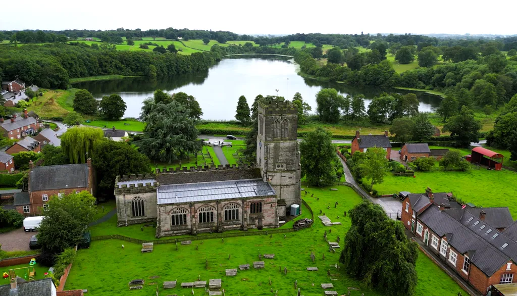 Village of Hanmer, 10 milltir o Wrecsam, home of Margaret, Princess of Wales, wife of Owain Glyn Dwr. Llyn Hanmer is a natural lake and Site of Special Scientific Interest in Wrexham County Borough, Wales.