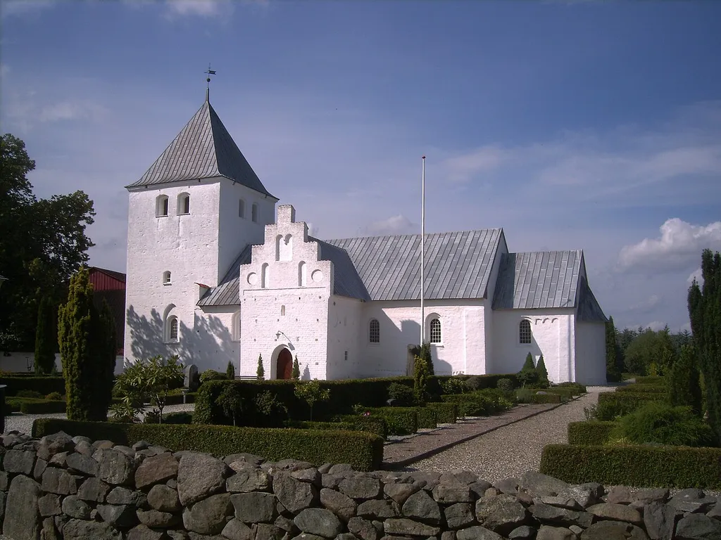 Estruplund Kirke,Rougsø Kommune