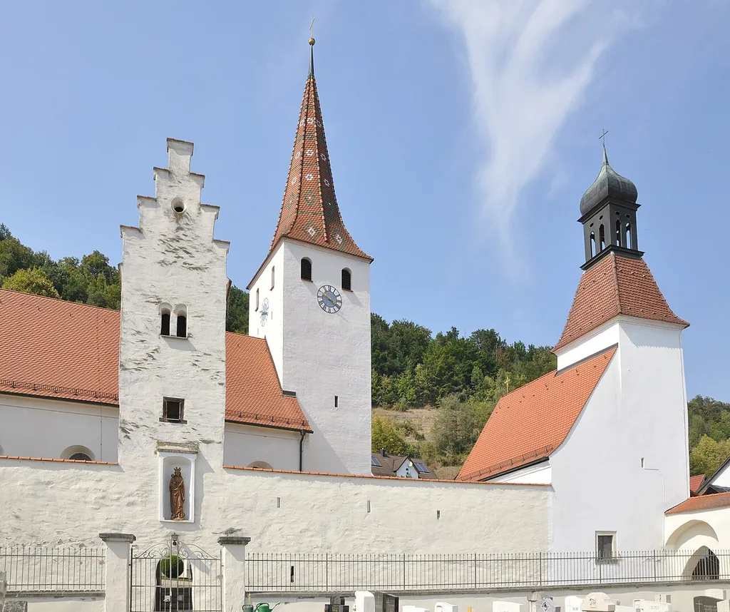 Ansicht vom äußeren Kirchhof, links der mittlere (Tor)turm, rechts der ca. 1687 umgebaute östliche Mauerturm.