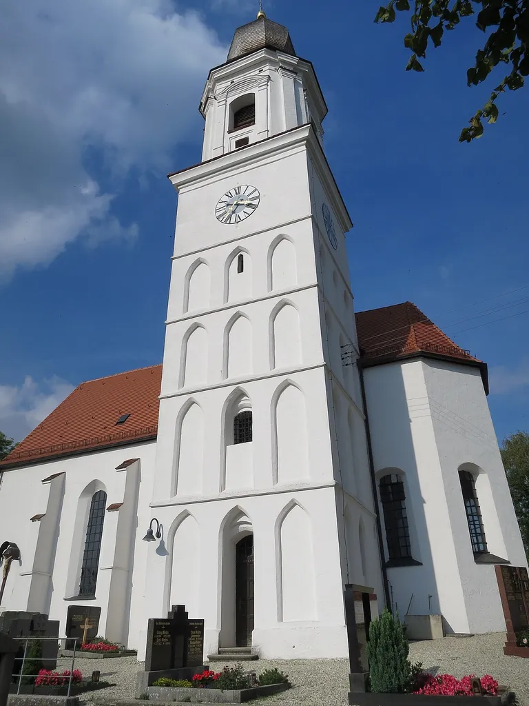 Diese katholische Filialkirche im Ortsteil Tüntenhausen ist ein Saalbau mit stark eingezogenem polygonalem Chor und Chorflankenturm mit Zwiebelhaube, um 1400 erbaut und 1708 barockisiert; mit barocker Ausstattung.