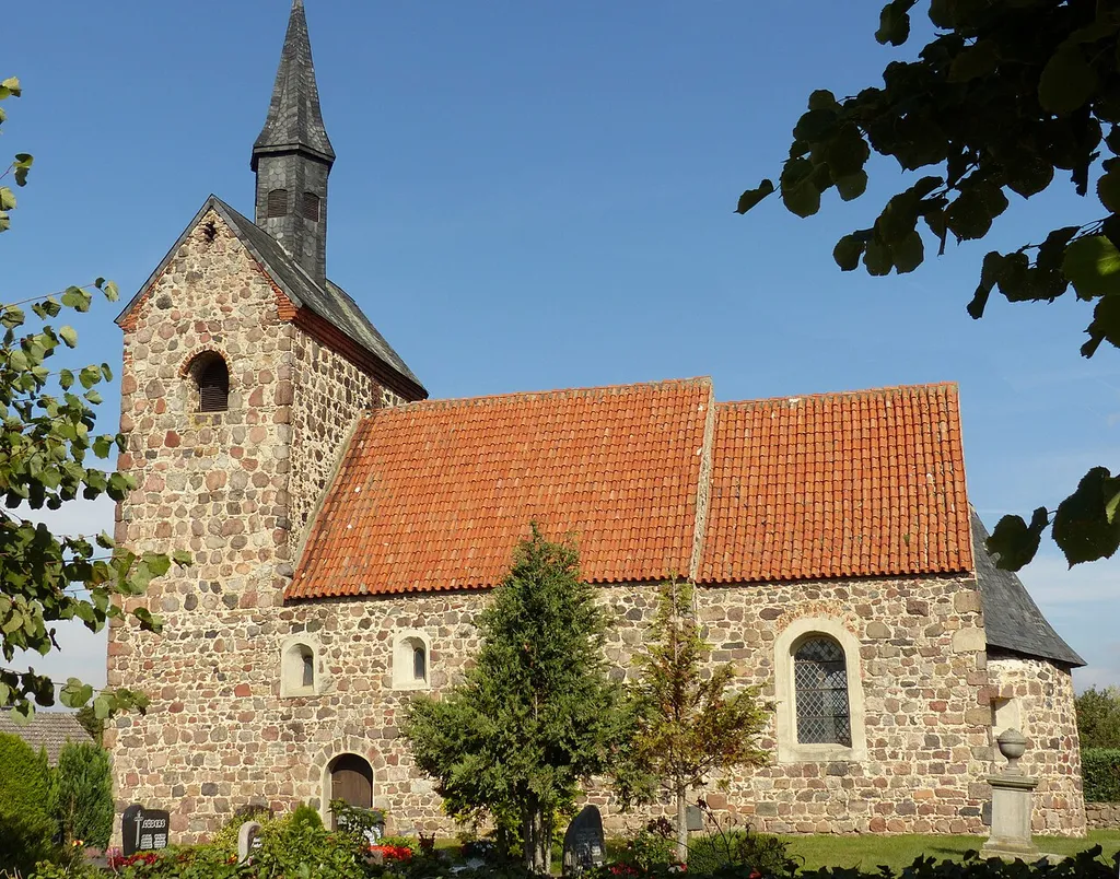Dorfkirche in Bühne, spätromanisch mit wohl schon gotischen Schallöffnungen