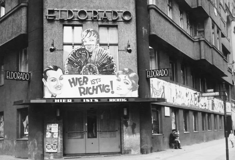 For documentary purposes the German Federal Archive often retained the original image captions, which may be erroneous, biased, obsolete or politically extreme. Berlin, Bar "Eldorado" Berlin: Das Vergnügungsetablissement "Eldorado" an der Ecke Motz- und Kalckreuthstraße. (Aufn.: 1932) 12933-32 [Berlin.- Homosexuellentreffpunkt "Eldorado", Plakat über Eingang "Hier ist's richtig"]