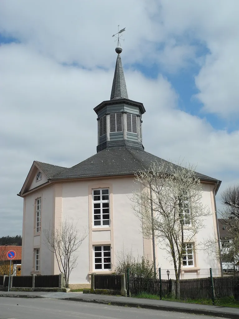 Die oktogonale Kirche in Heimarshausen, bei Naumburg, Hessen, Deutschland.