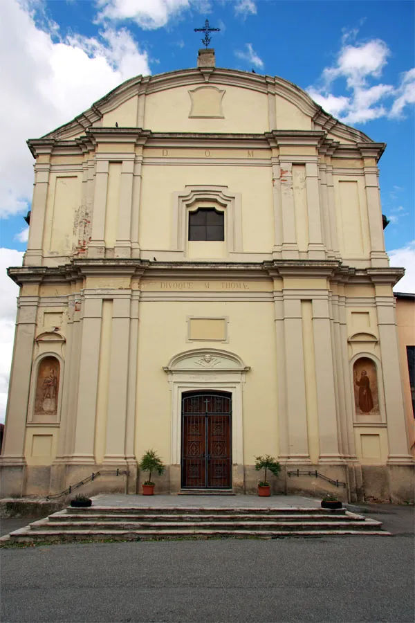 Facciata della chiesa parrocchiale di San Tommaso Becket a Castelletto Cervo