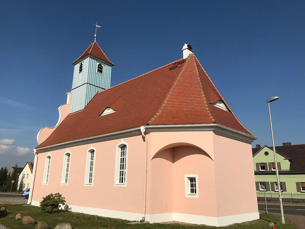 Die Dorfkirche in Döbbrick ist eine Saalkirche aus dem Jahr 1911, die in Neorokoko-Formen errichtet wurde.