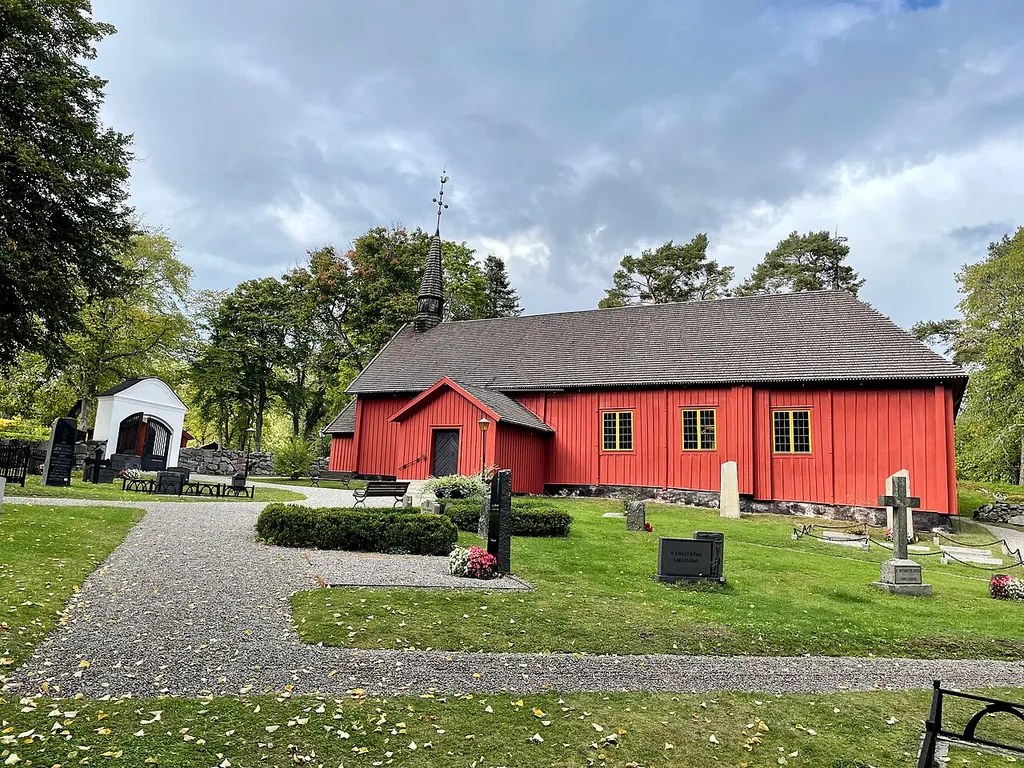 Tunabergs kyrka med kyrkogården (Koppartorp 1:16)