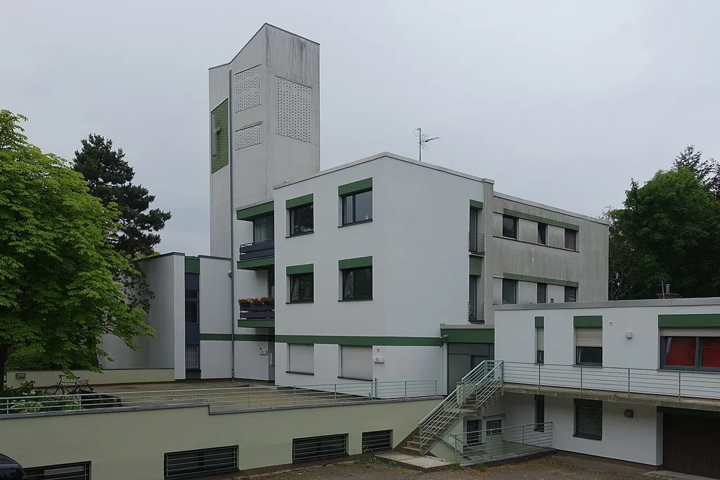 Gebäudekomplex aus Kirche mit Turm, Jugendheim und Wohnhaus des Pfarrers