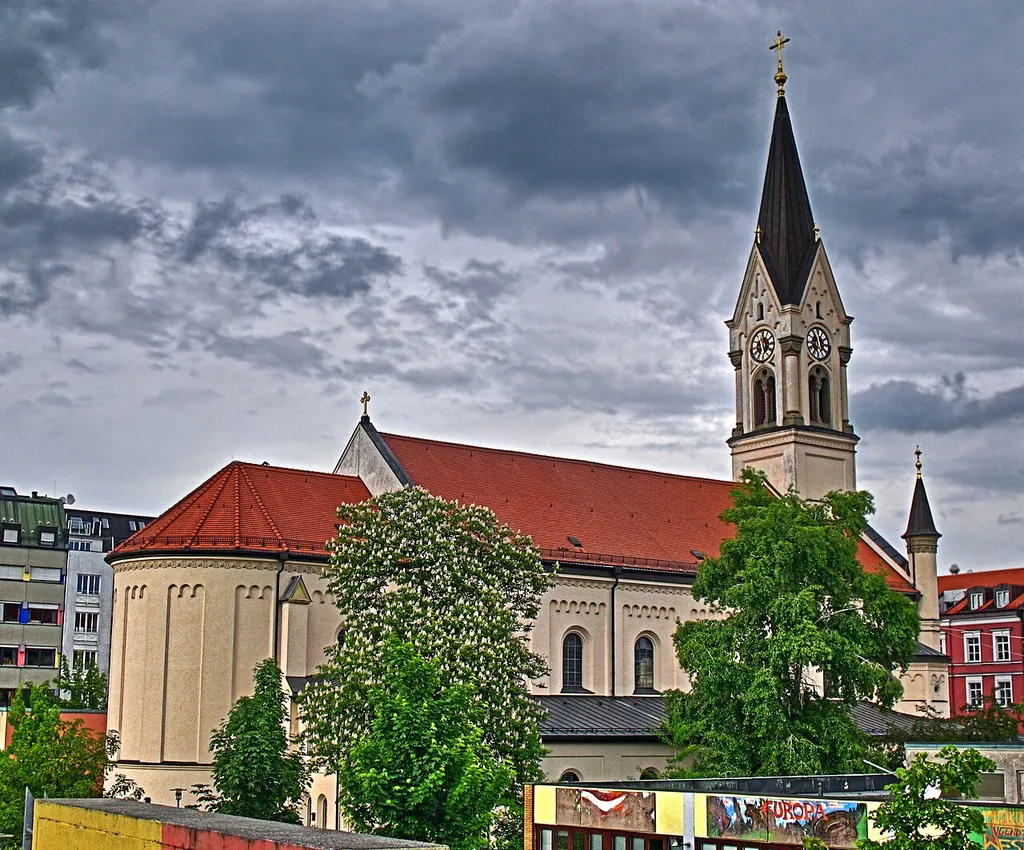 Deutschland, Bayern, München, katholische Kirche St. Benedikt von der Westendstraße her gesehen