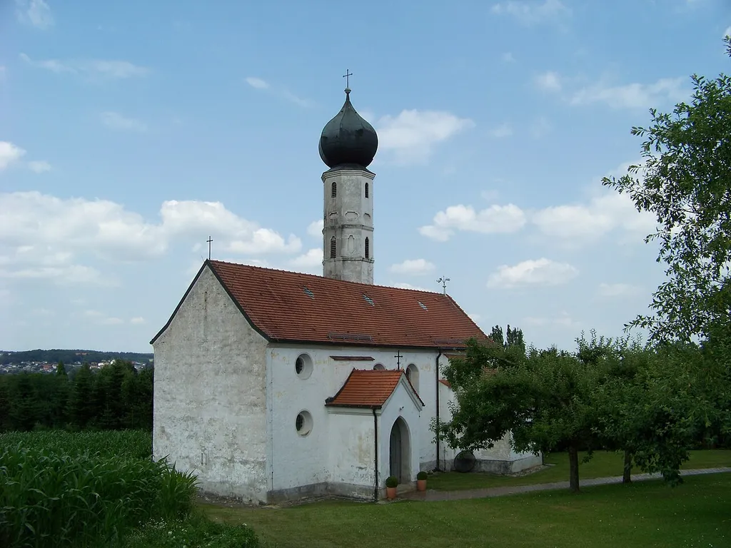Marklkofen, Aunkofen, Leonhardiweg 6. Katholische Filialkirche St. Leonhard. Saalkirche mit Nordturm und nicht eingezogenem Chor, Langhaus und Turmunterbau 14. Jahrhundert, Chor 15. Jahrhundert, barock verändert; mit Ausstattung.